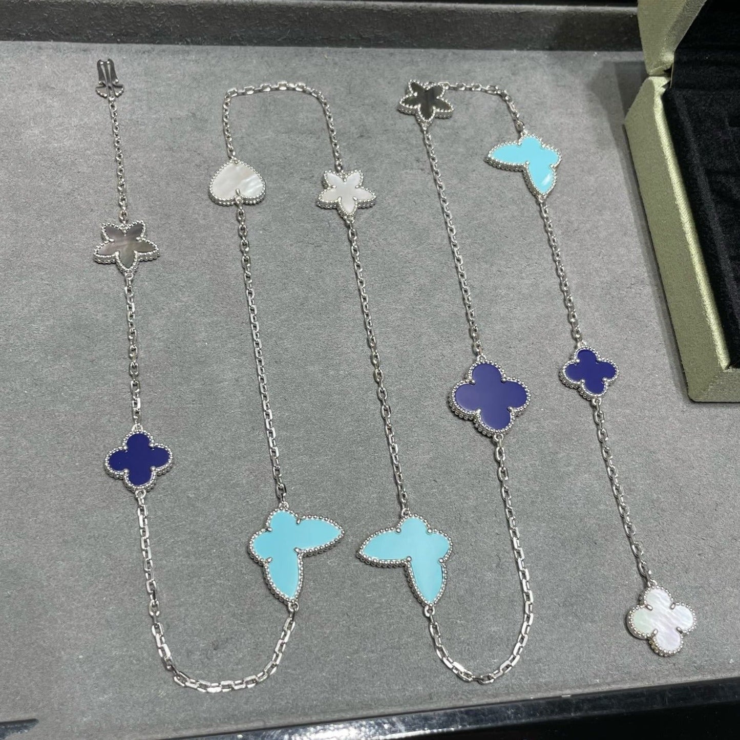 ˇGilded EraˇLUCKY CLOVER SILVER 11 MOTIF NECKLACE