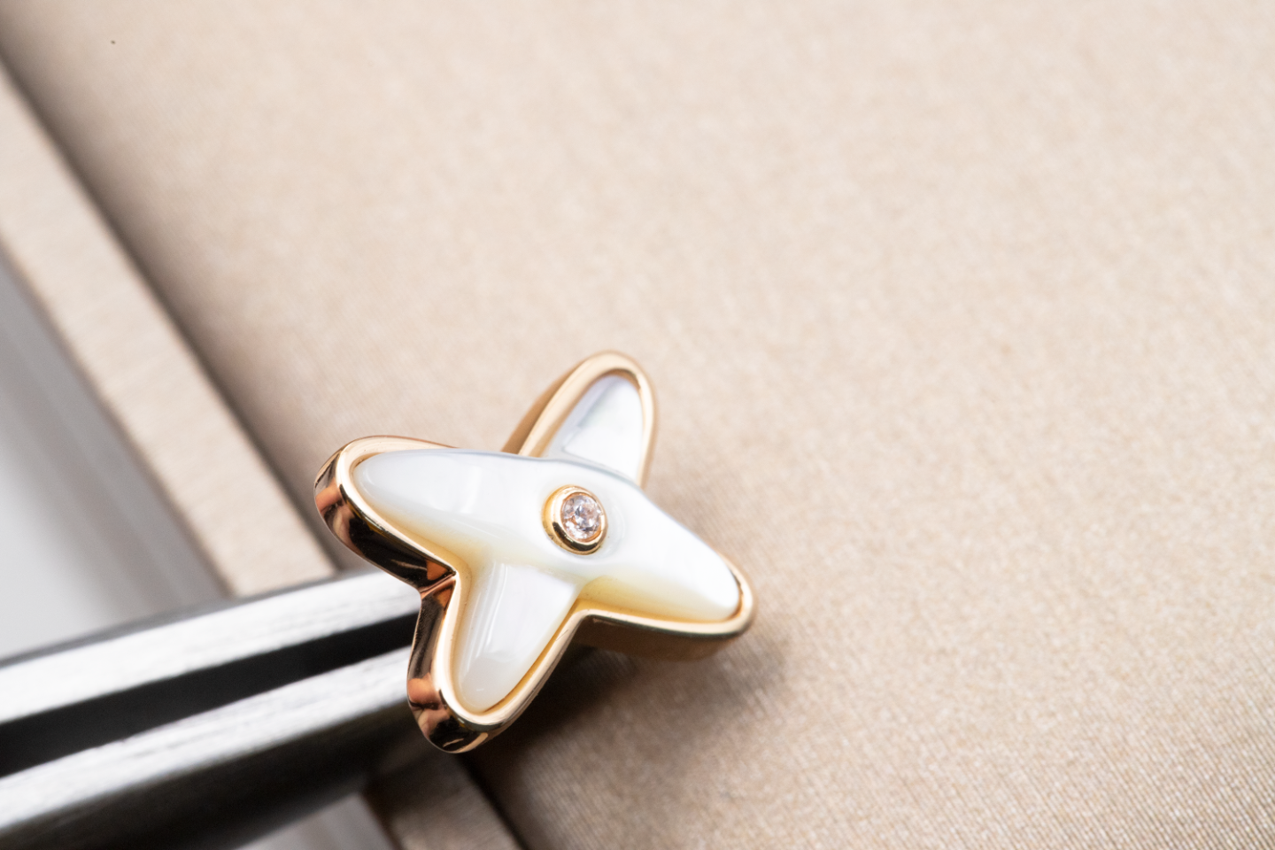 ˇGilded EraˇJEUX DE WHITE MOP PINK GOLD DIAMOND EARRINGS